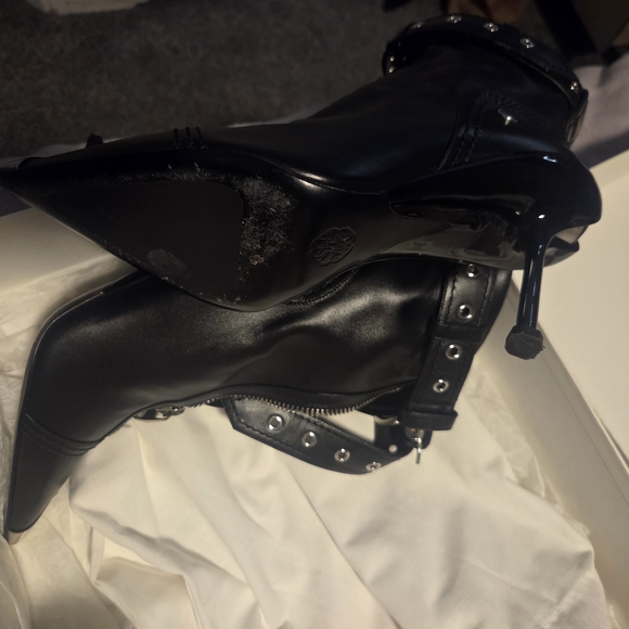 Alexander McQueen Black Leather Ankle Boots with Silver Accents - Picture 4 of 9